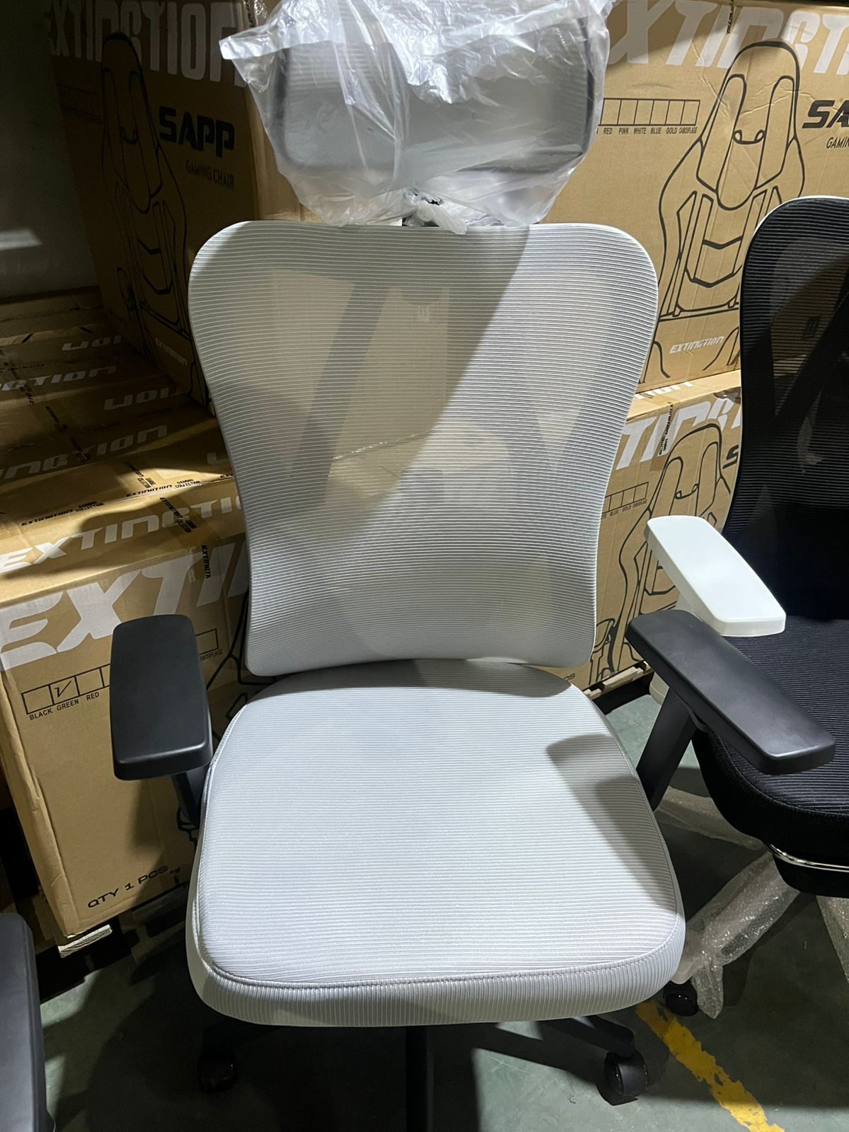 SILLA DE OFICINA ARI-DW816 ESTR. NEGRA Y MALLA GRIS