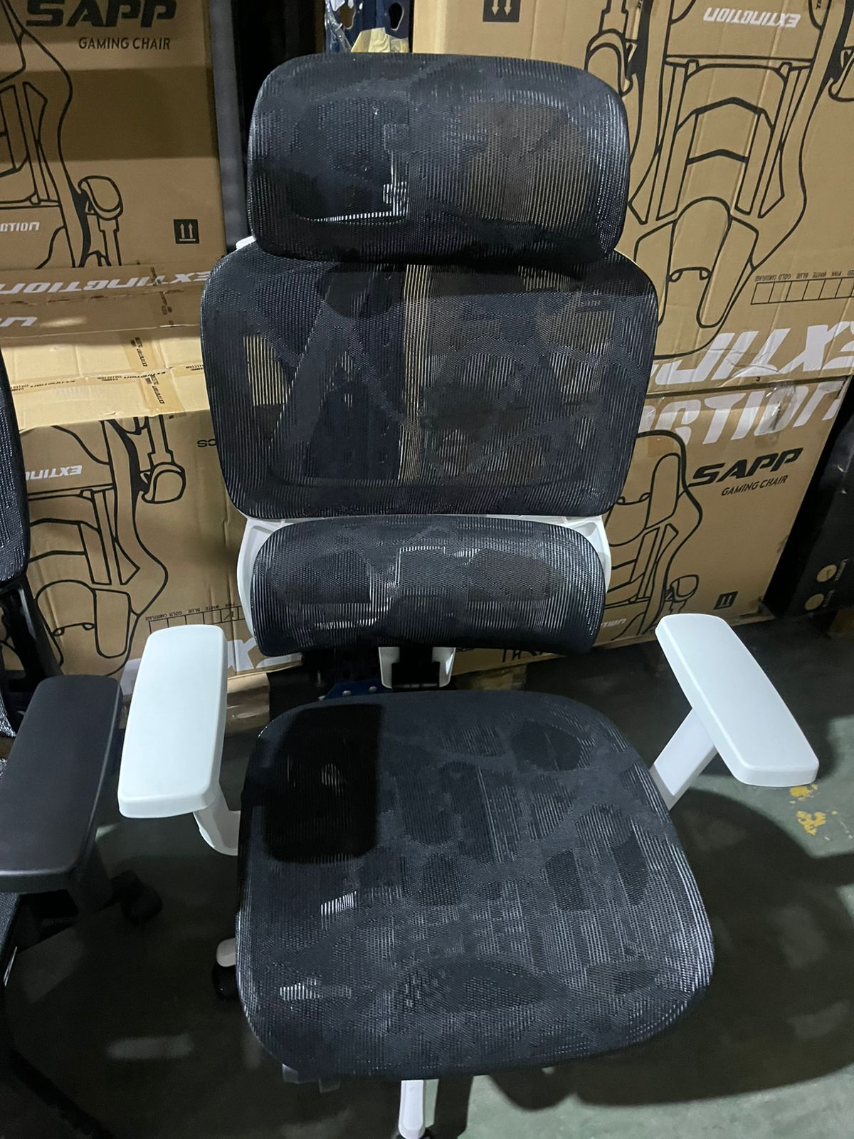 SILLA DE OFICINA BERSI-DW825 ESTR. BLANCA, MALLA NEGRA C/APOYAPIES
