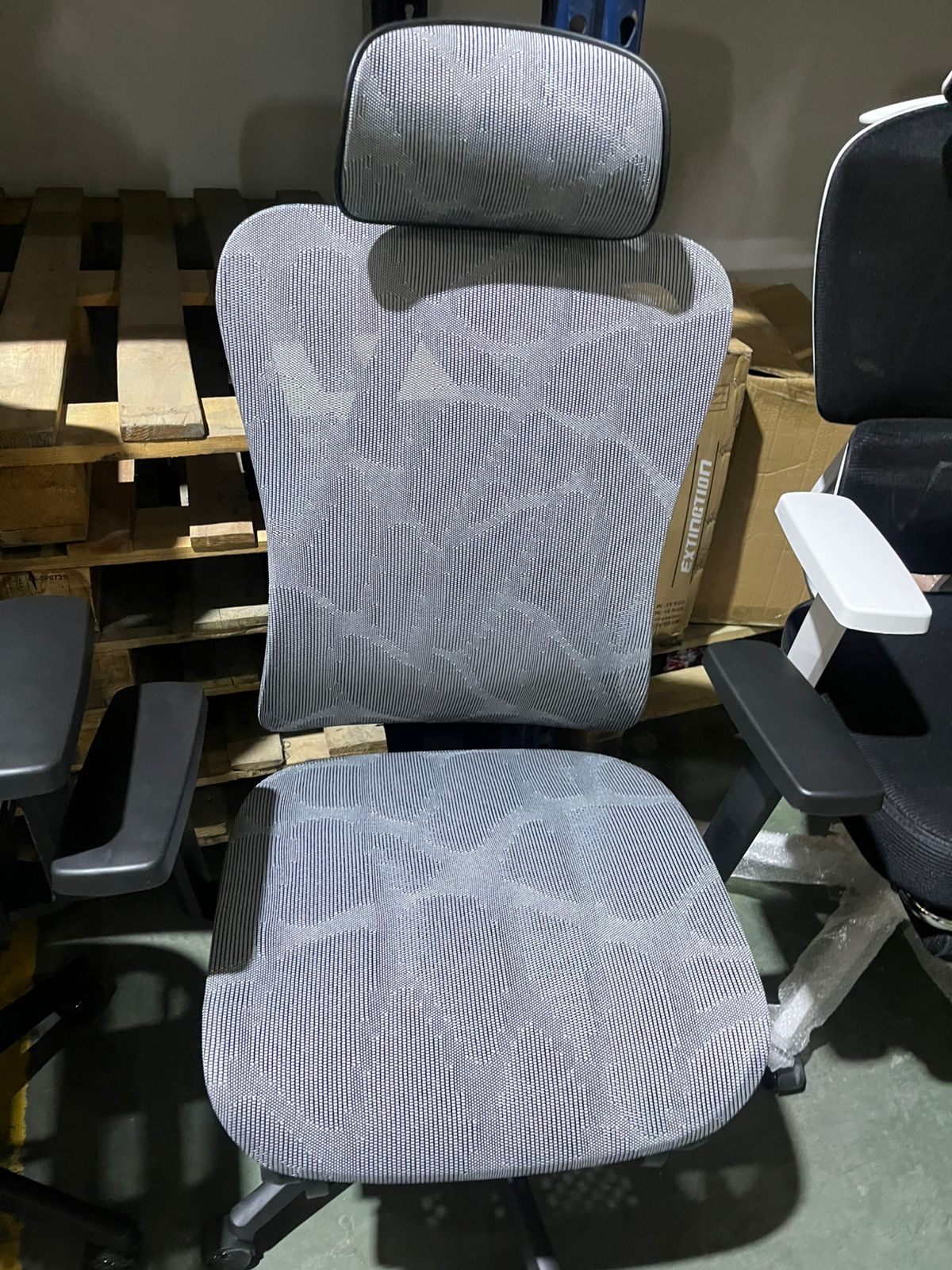 SILLA DE OFICINA AGNAR-DW818 ESTR. NEGRA, MALLA GRIS C/ APOYAPIES